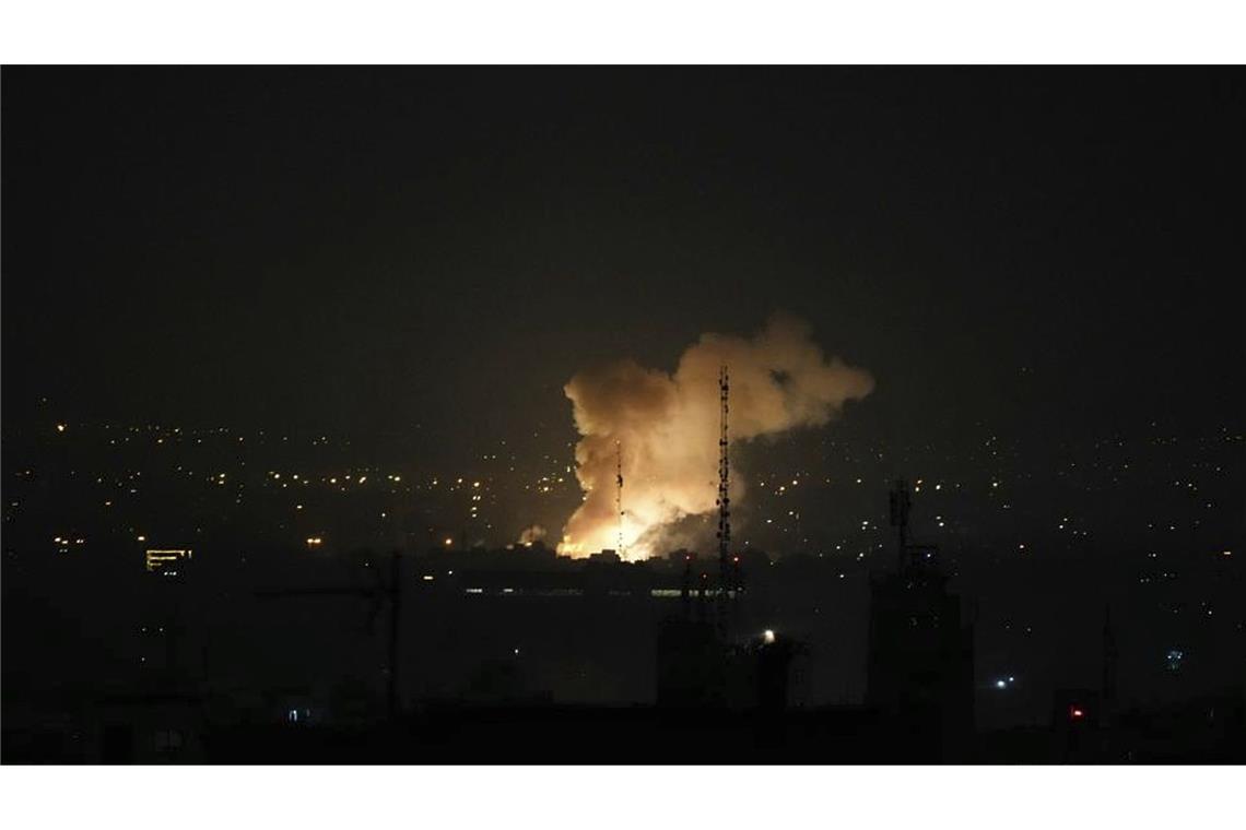 Medien: Mindestens 128 Tote im Iran seit Freitag Iran, Teheran: Nach einer Explosion in Teheran steigt Rauch auf.