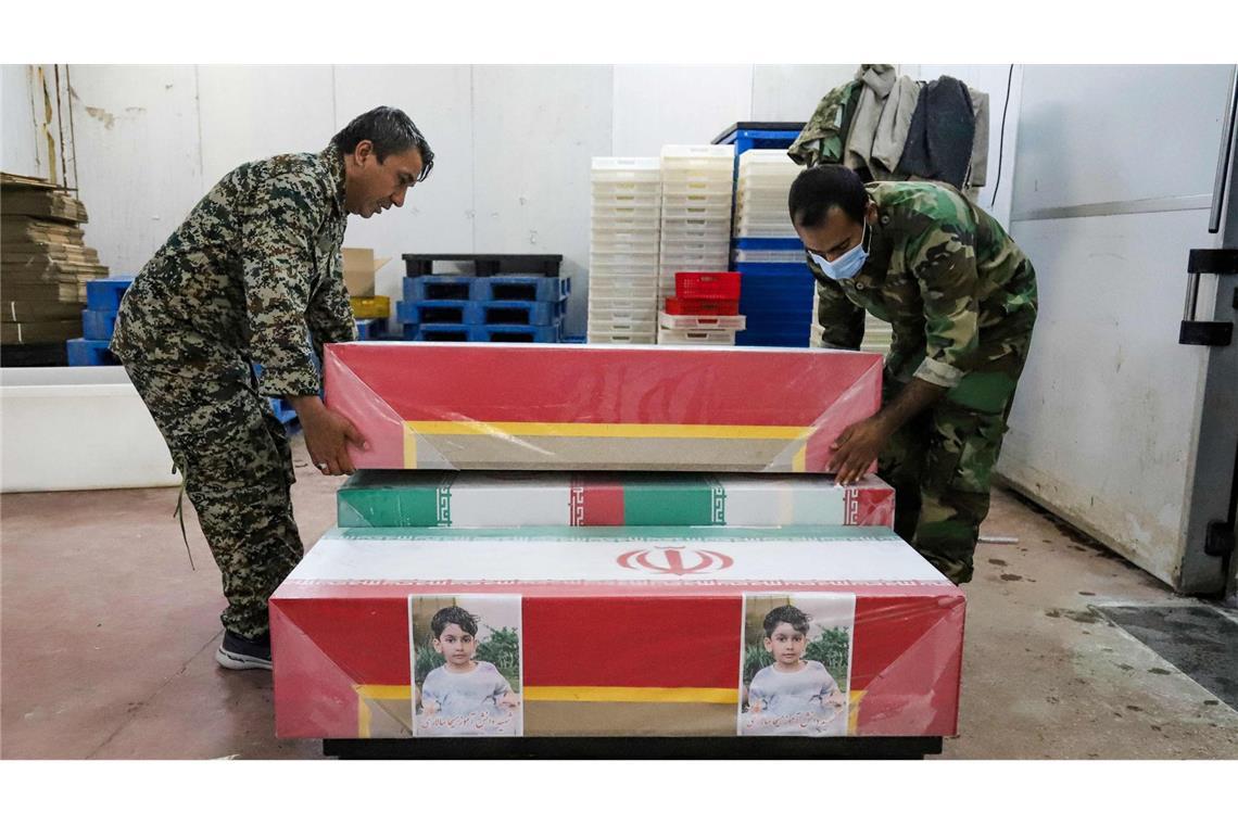 Iraner bereiten die Särge für Kinder vor, die bei dem Angriff auf die Schule in Minab starben.