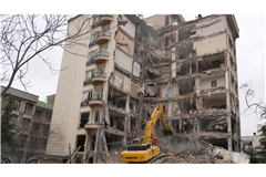 Iranische Feuerwehrleute räumen die Trümmer eines Wohnhauses weg, das bei einem amerikanisch-israelischen Angriff getroffen wurde.