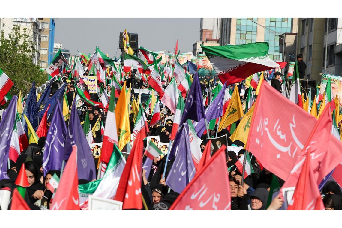 Iranische Frauen nehmen in Teheran an einer Kundgebung unter dem Motto "Geopferte Mädchen" teil, um den während des Krieges getöteten Frauen zu gedenken.