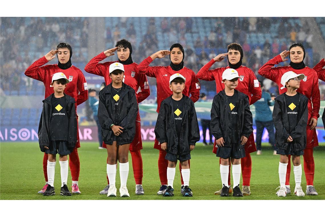 Iranische Spielerinnen salutieren beim dritten Gruppenspiel während der Nationalhymne.