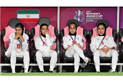 Iranische Spielerinnen verfolgen das Spiel zwischen Südkorea und dem Iran beim Asien Cup (Archivbild).