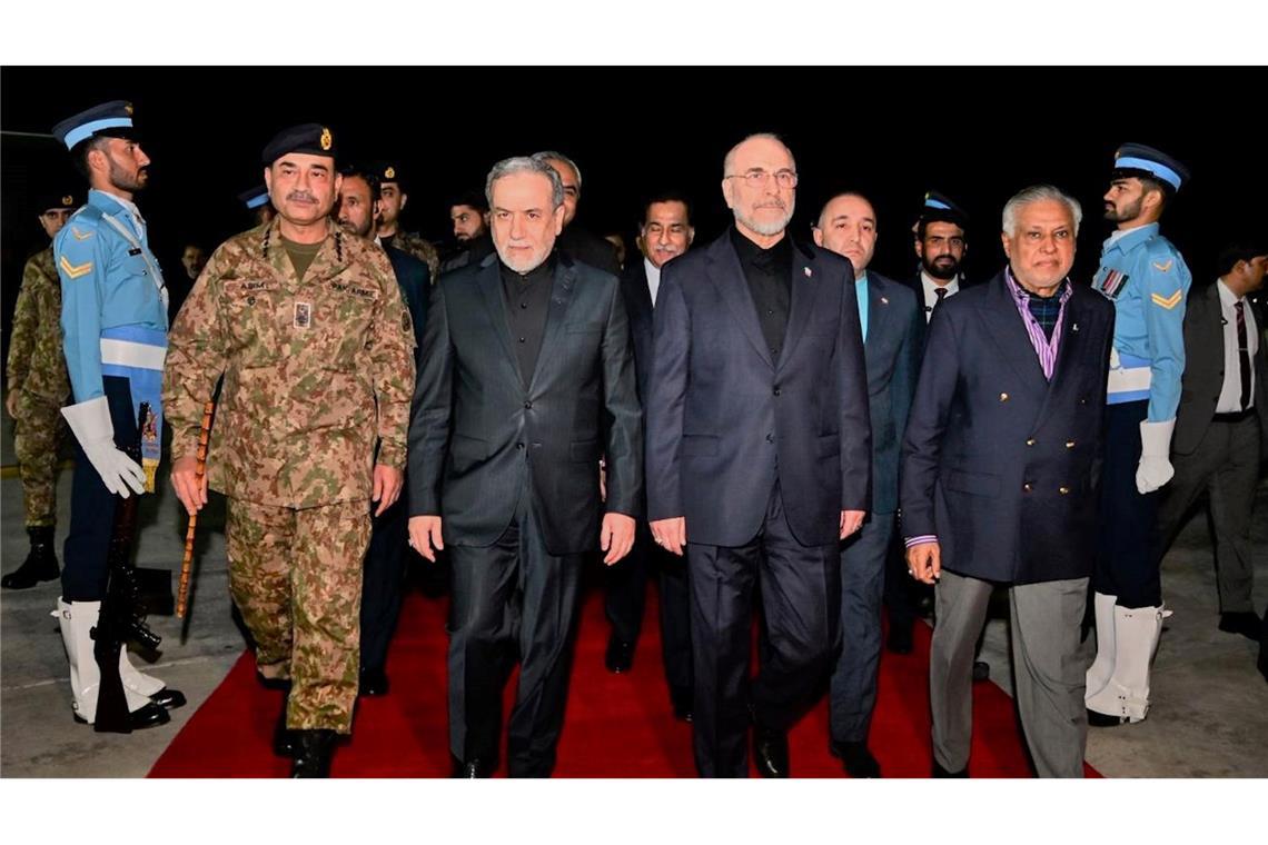 Irans Parlamentspräsident Mohammad Bagher Ghalibaf (Mitte rechts) führt die Delegation seines Landes in Islamabad an, auch Außenminister Abbas Araghtschi (Mitte links) ist dabei.