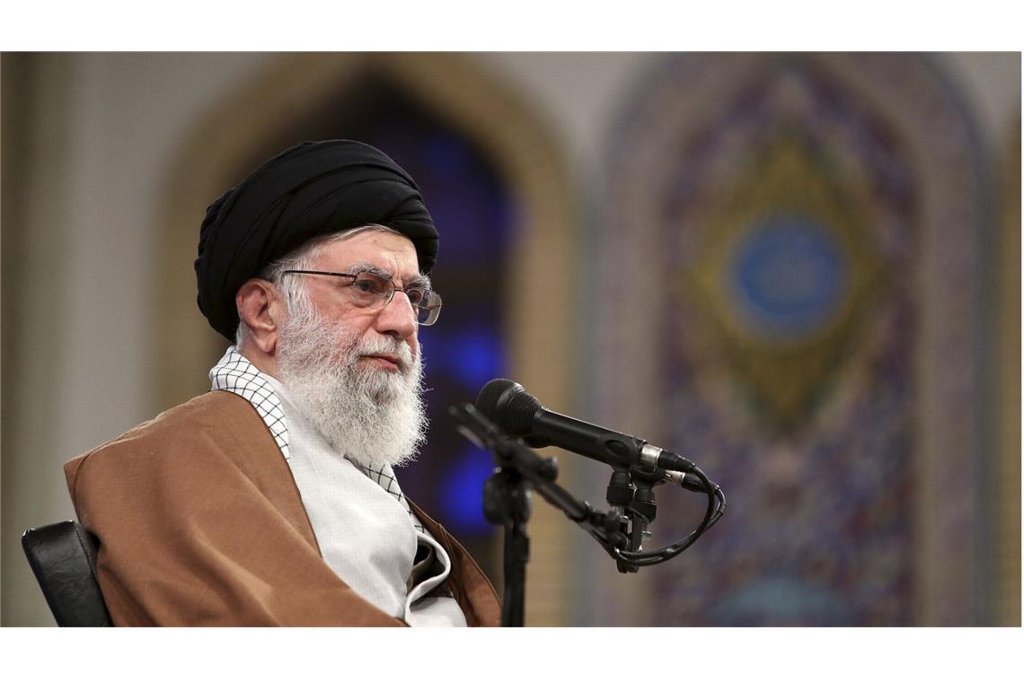 Iran sieht sich von Feinden umringt Irans Religionsführer Ali Chamenei tobt, hat aber politisch wenig Optionen.