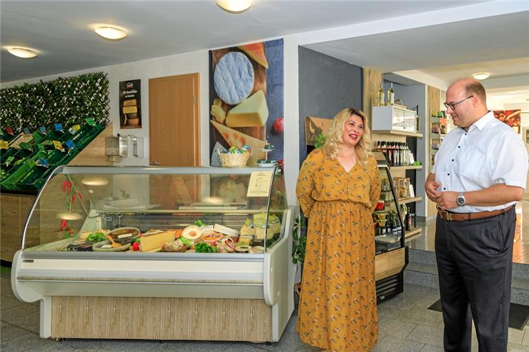 Irene Sotiriou im Gespräch mit Bürgermeister Armin Mößner im „Grünen Haus“.