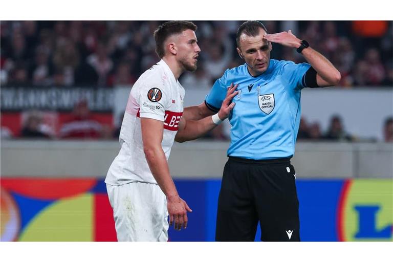 Irfan Peljto leitet die Partie des VfB Stuttgart bei Slovan Bratislava.