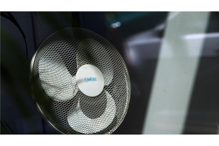 Irgendwann hilft auch ein Ventilator nicht mehr – sollten Arbeitnehmer bei sehr hohen Temperaturen arbeitsfrei bekommen? (Symbolbild)