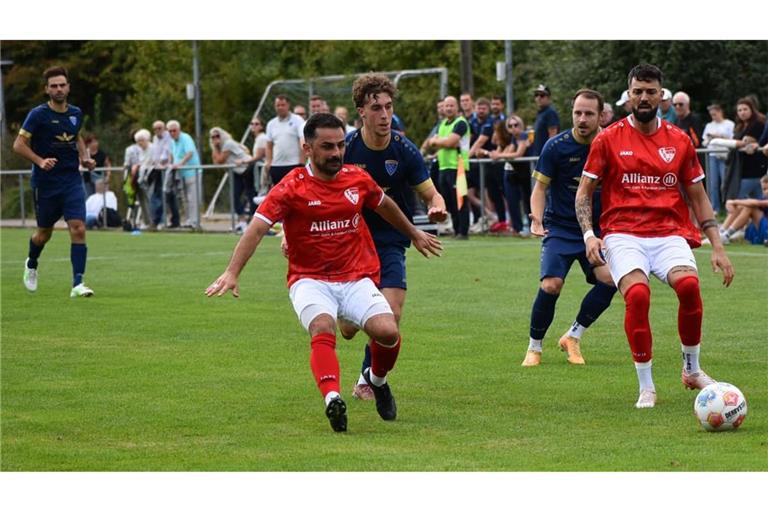Irgendwann wurde der Türk SV Herrenberg (in Rot) zu passiv: Es reichte aber dennoch, um drei Punkte vom TV Darmsheim (in Dunkelblau) zu entführen.
