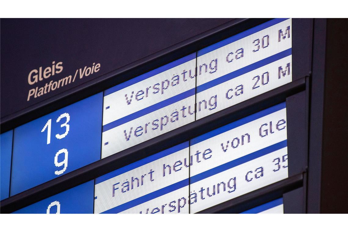 Deutsche Bahn macht aus kritischen Kundenreaktionen ein Lied Irgendwas ist immer: Anzeigetafel an einem Bahnhof der der DB.
