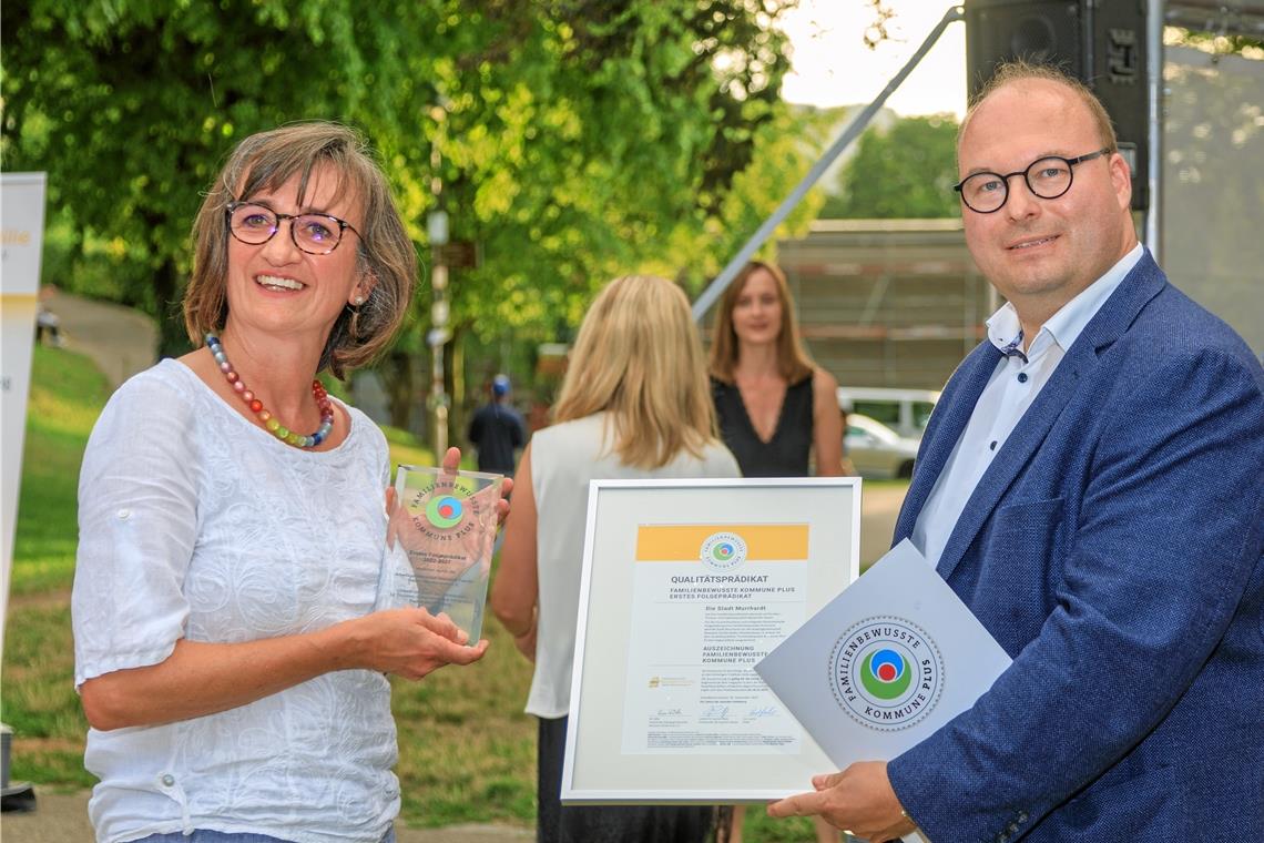 Murrhardt als schönste aller Perlen Iris Fahle hält für Bürgermeister Armin Mößner das Folgeprädikat „Familienbewusste Kommune Plus“ bereit.