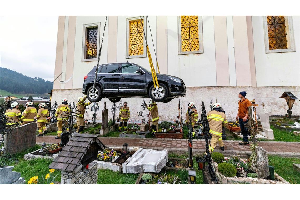 Bilder des Tages Irrfahrt: Autofahrerin in Salzburg landet auf Friedhof