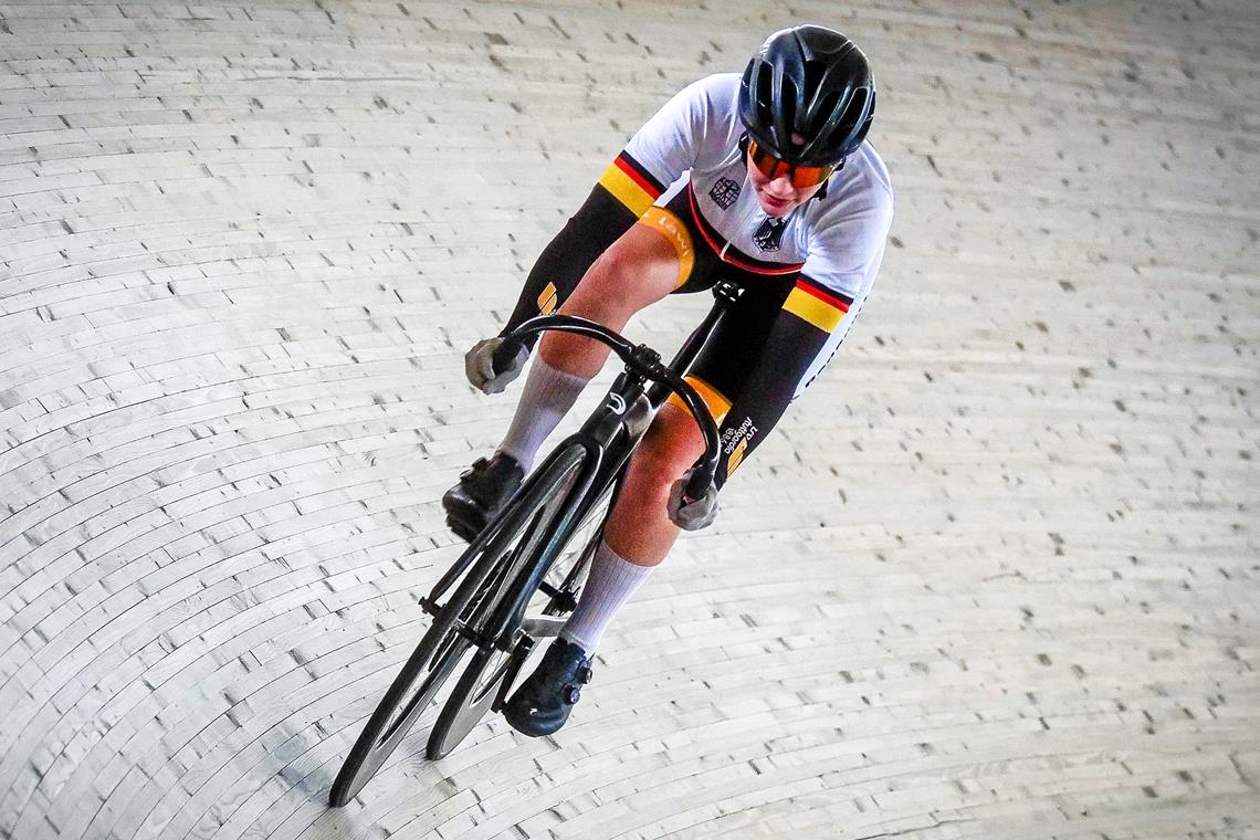 Bahnradfahrerin Isabel Kämpfert hat Olympia 2024 als Ziel Isabel Kämpfert durchfährt die Steilkurve in Öschelbronn mit der einzig überdachten Bahn in Baden-Württemberg. Foto: Simon Granville