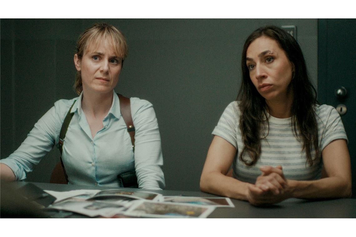 Der Kampf ums Haar Isabelle Grandjean (Anna Pieri Zuercher, links) und Tessa Ott (Carol Schuler) treffen auf zahlreiche Verdächtige.