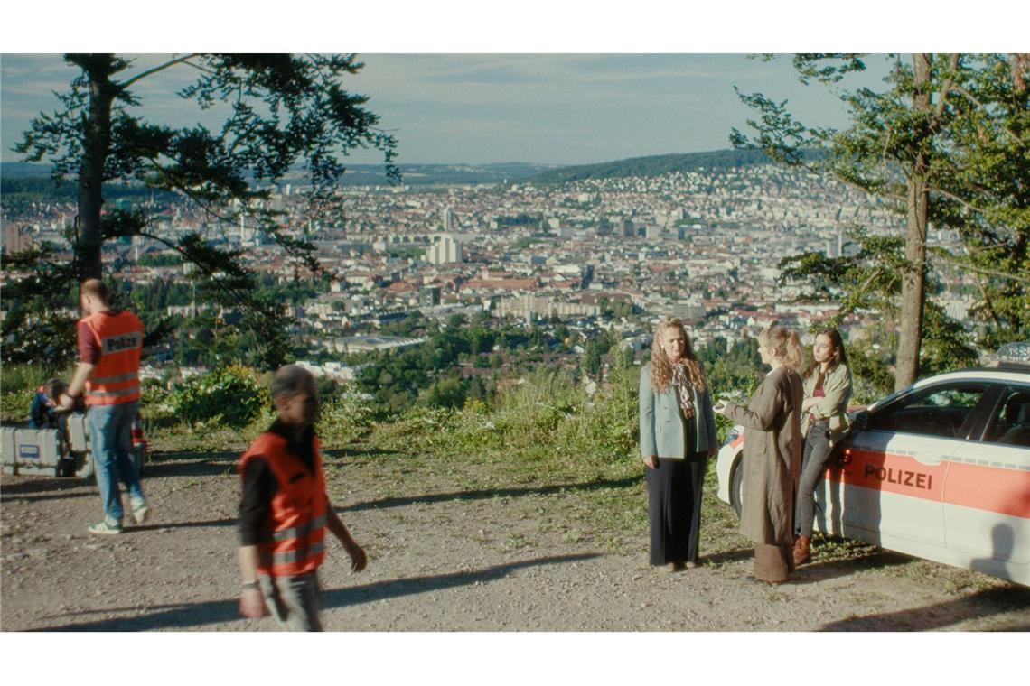 Haarige Angelegenheiten Isabelle Grandjean (Anna Pieri Zuercher), Tessa Ott (Carol Schuler) und Staatsanwältin Anita Wegenast (Rachel Braunschweig) werden am Morgen zum Tatort gerufen.