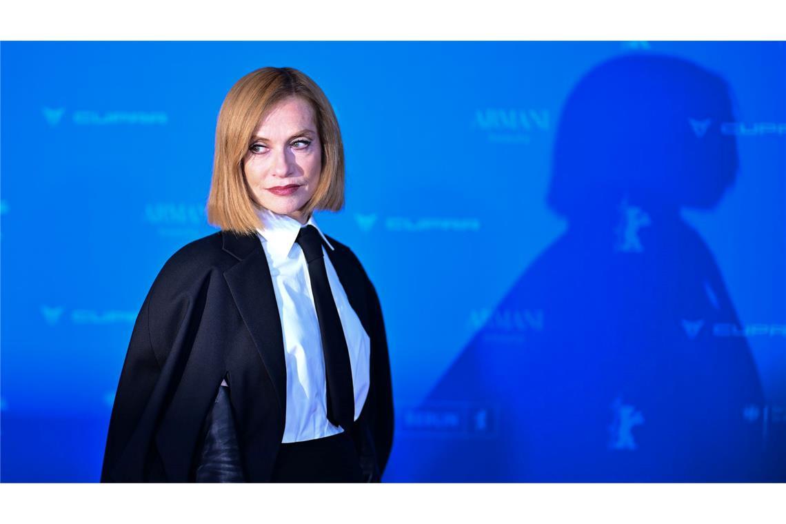 Isabelle Huppert steht während der Premiere des Films "Die Blutgräfin" ("The Blood Countess") auf dem Roten Teppich bei der Berlinale