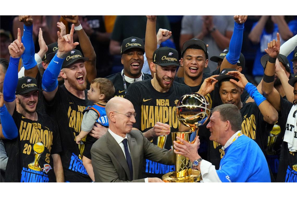 Hartenstein ist NBA-Champion: "Danke Dirk" Isaiah Hartenstein feiert mit Sohn Eiljah auf dem Arm.