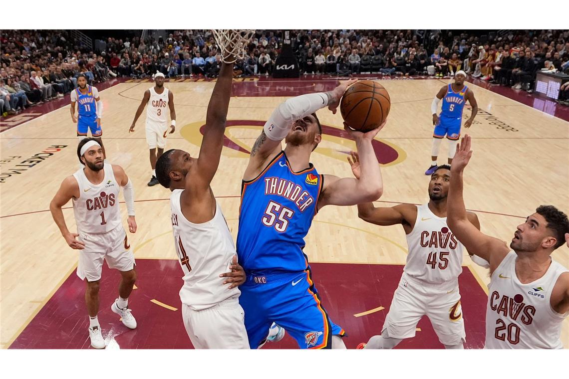NBA: Hartenstein und Thunder verlieren Topspiel Isaiah Hartenstein (M.) machte ein starkes Spiel.