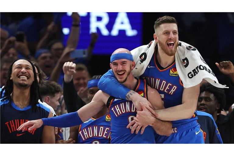 Isaiah Hartenstein (rechts) und die Oklahoma City Thunder flogen am Ende zum Titel.