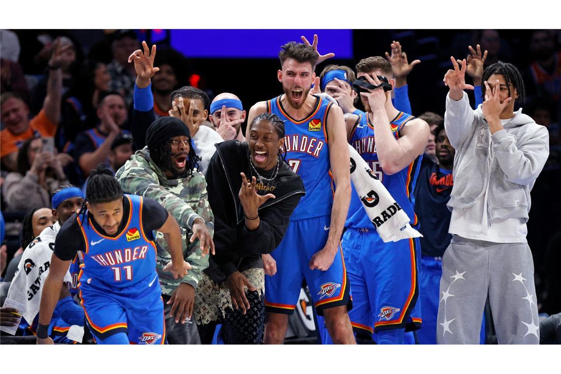 Bilder des Tages Isaiah Joe (11), Guard der Oklahoma City Thunder, hat gerade einen Drei-Punkte-Korb in der NBA gegen die Charlotte Hornets erzielt und seine Bank jubelt mit.