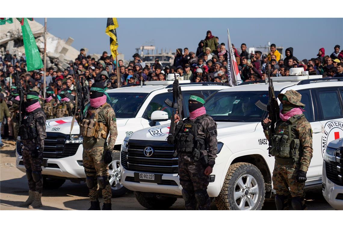 Islamisten lassen drei weitere Geiseln im Gazastreifen frei Islamisten umstellen Autos des Roten Kreuzes.