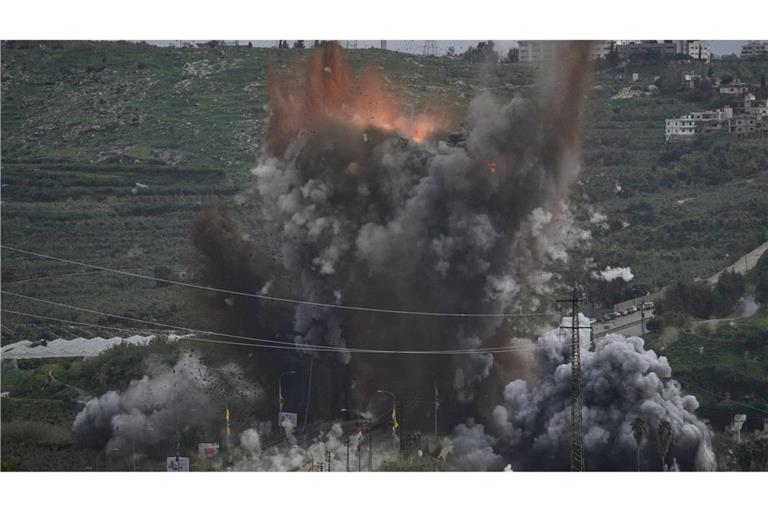 Israel greift wichtige Brücke im Süden des Libanons an.