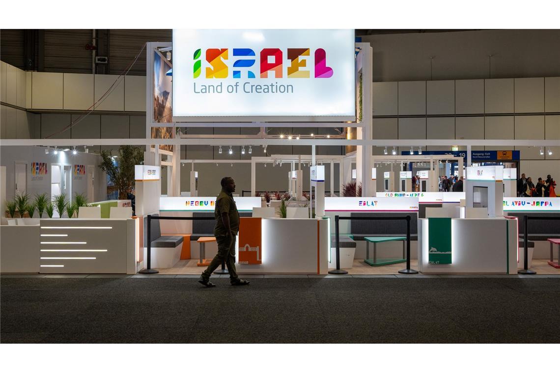 Israel hat seine Teilnahme an der ITB in Berlin aufgrund der aktuellen Lage in Nahost abgesagt. Der israelische Stand steht daher menschenleer in einer Messe-Halle.