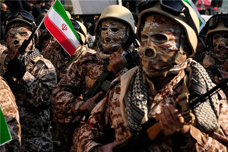 Israel nimmt bei den massiven Angriffen im Iran nach Militärangaben auch Stellungen der Basidsch-Milizen ins Visier (Symbolbild).