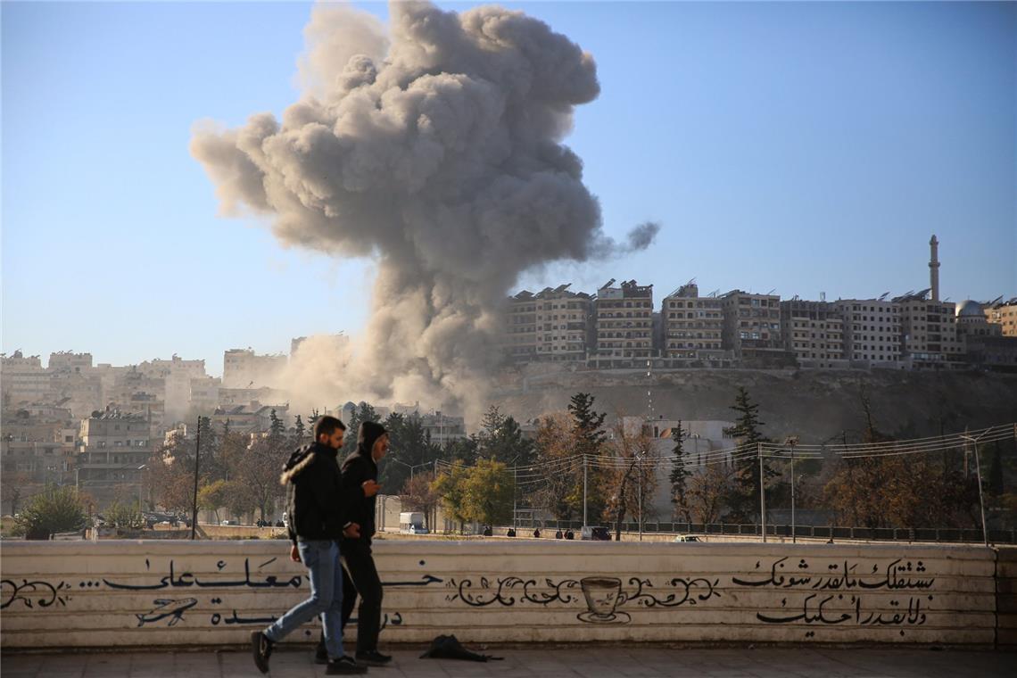 Israel stellt sich angesichts der überraschend schnellen Offensive der Rebellen im benachbarten Syrien Medienberichten zufolge auf einen möglichen Kollaps der syrischen Armee ein.