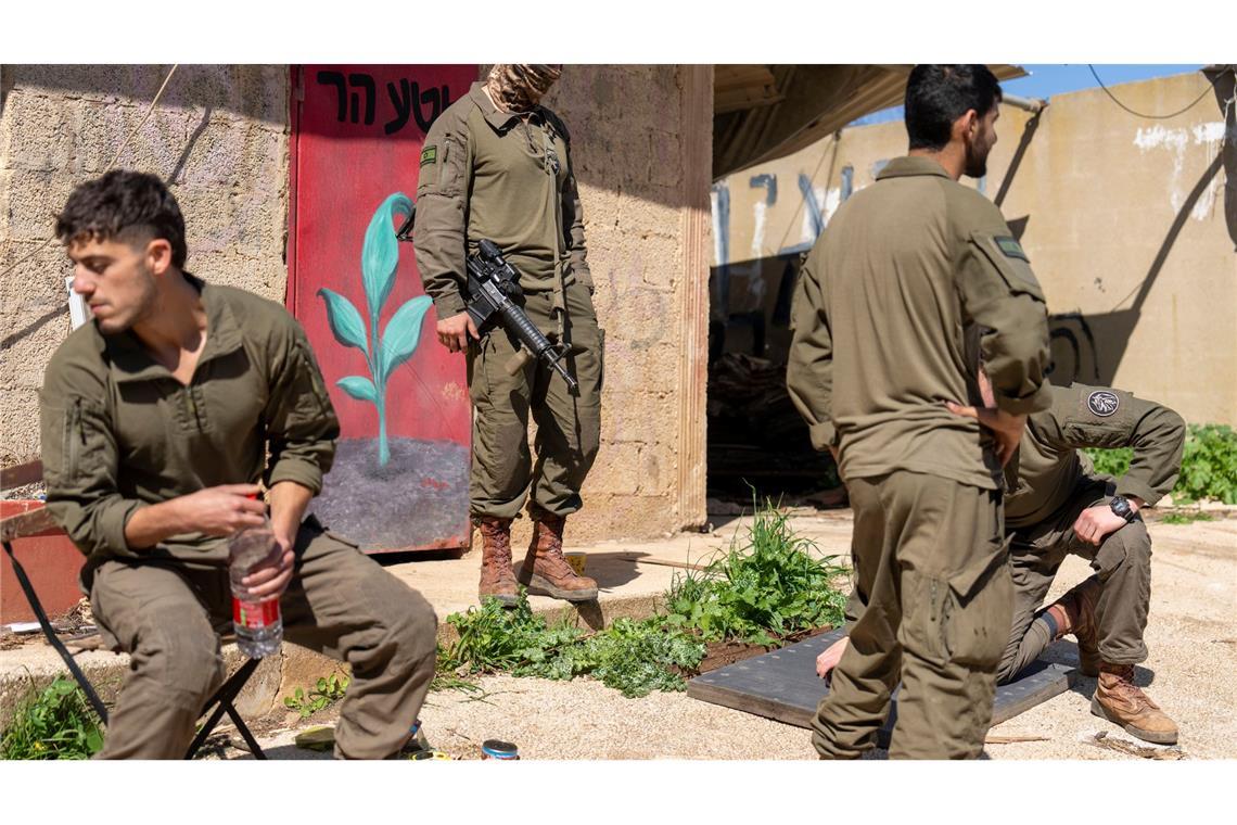 Bewohner kehren nach Israels Abzug zurück in den Südlibanon Israel will an der Grenze zum Libanon weitere Posten auf der israelischen Seite einrichten und Truppen zum Schutz vor Angriffen verstärken.