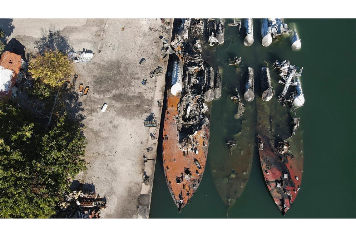 Israel billigt Investitionsplan für besetzte Golanhöhen Israel zerstört systematisch syrische Militär-Assets - hier zwei Marineschiffe im Hafen von Latakia.