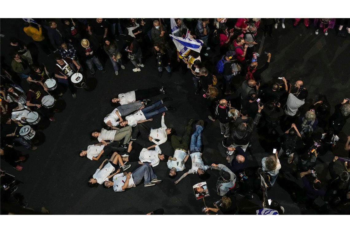 Wieder Proteste für Geisel-Abkommen in Israel Israelis in Tel Aviv demonstrieren für ein Geisel-Abkommen.