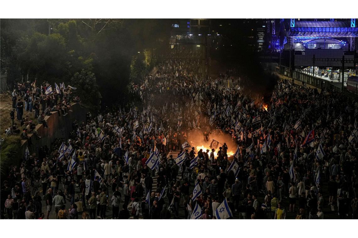 Bilder des Tages Israelis protestieren in Tel Aviv, nachdem Premierminister Netanjahu den Verteidigungsminister Galant entlassen hat.