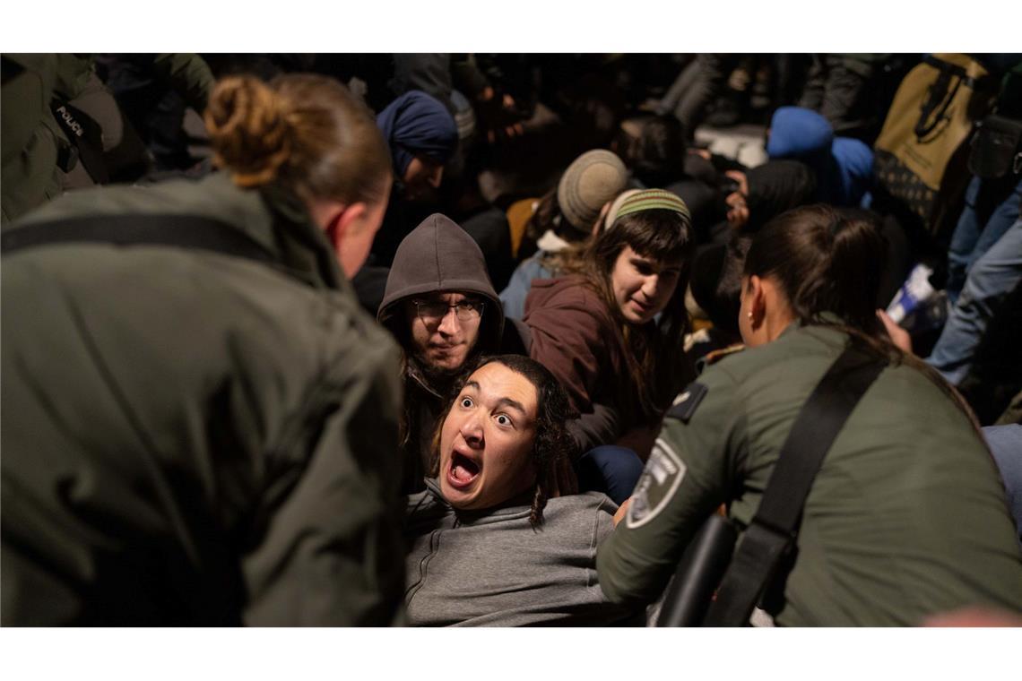 Bilder des Tages Israelische Beamte entfernen rechte Aktivisten, die während einer Demonstration in Jerusalem gegen die Waffenruhe zwischen Israel und der Hamas eine Straße blockieren.