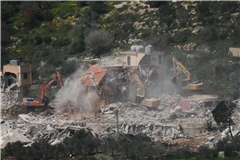 Israelische Bulldozer zerstören Häuser im Südlibanon, gesehen von Nordisrael aus. (Archivbild).