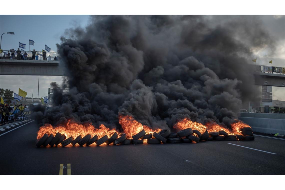 Bilder des Tages Israelische Demonstranten blockieren mit brennenden Reifen die Hauptverkehrsstraße in Zentralisrael.