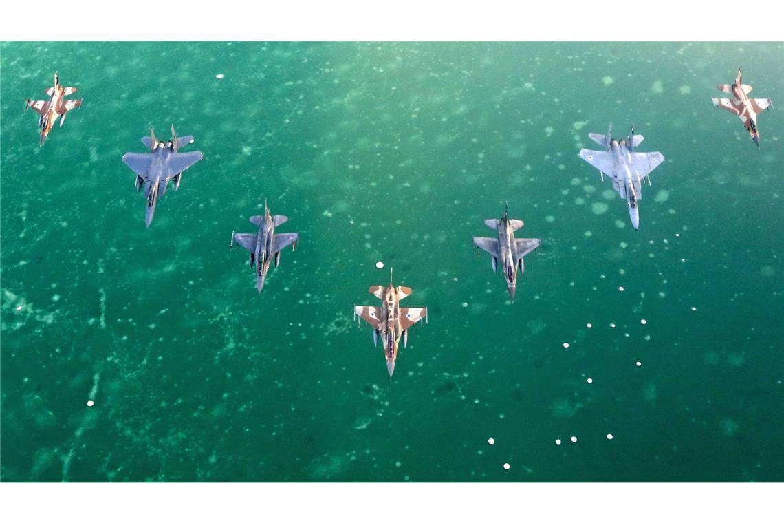 Kommt es jetzt zum großen Krieg zwischen Israel und dem Iran? Israelische F-15- und F-16-Kampfjets haben militärische und atomare Anlagen im Iran angegriffen und teilweise zerstört. Weitere Angriffswellen dürften folgen (Archivbild).
