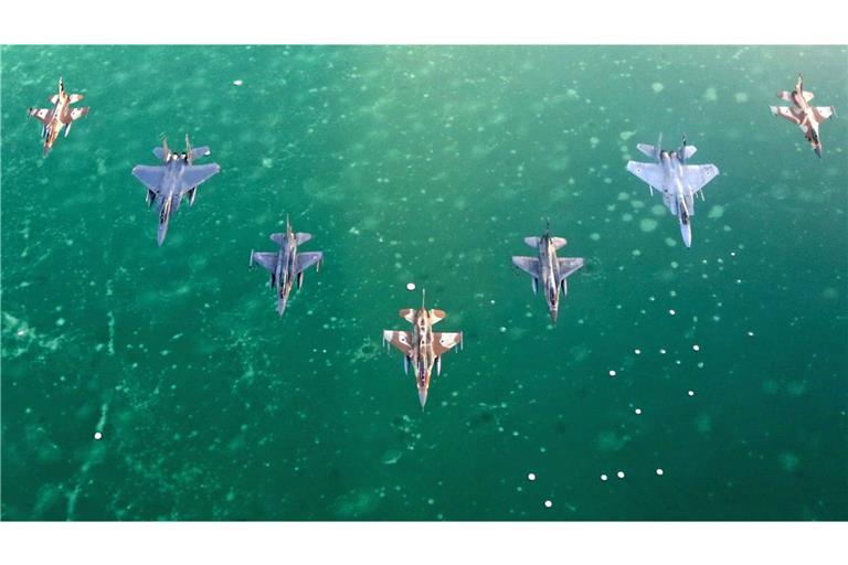 Israelische F-15- und F-16-Kampfjets haben militärische und atomare Anlagen im Iran angegriffen und teilweise zerstört. Weitere Angriffswellen dürften  folgen (Archivbild).