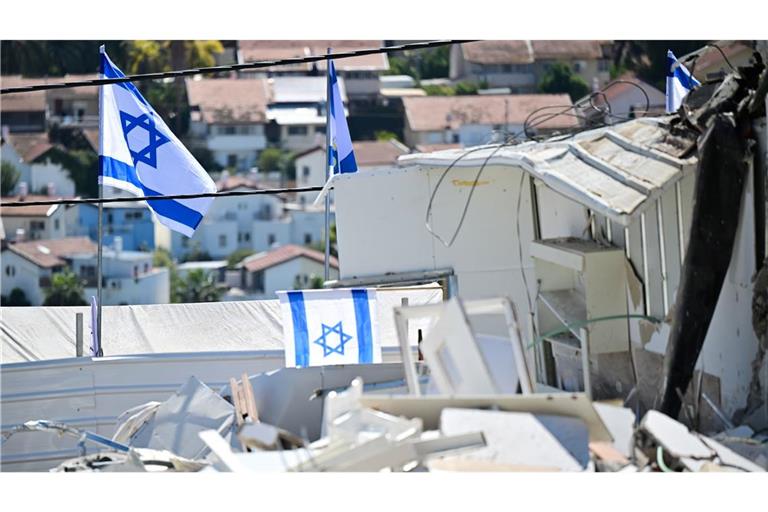 Israelische Fahnen an Ort eines iranischen Raketenangriffs in Beit Schemesch.