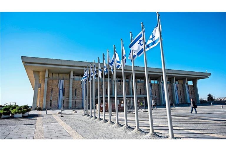 Israelische Fahnen wehen vor der Knesset, dem Einkammerparlament des Staates Israel. (Archivbild)