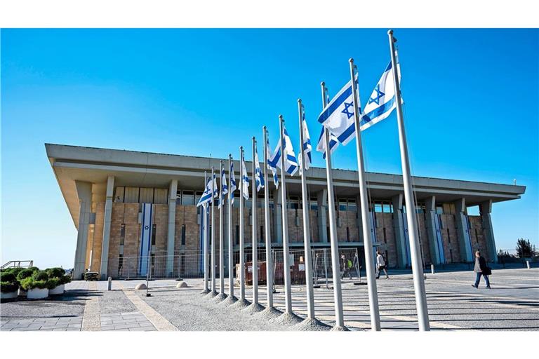Israelische Fahnen wehen vor der Knesset, dem Einkammerparlament des Staates Israel. Im Westjordanland gilt nun die Todesstrafe für Palästinenser, die Israelis getötet haben (Archvifoto).