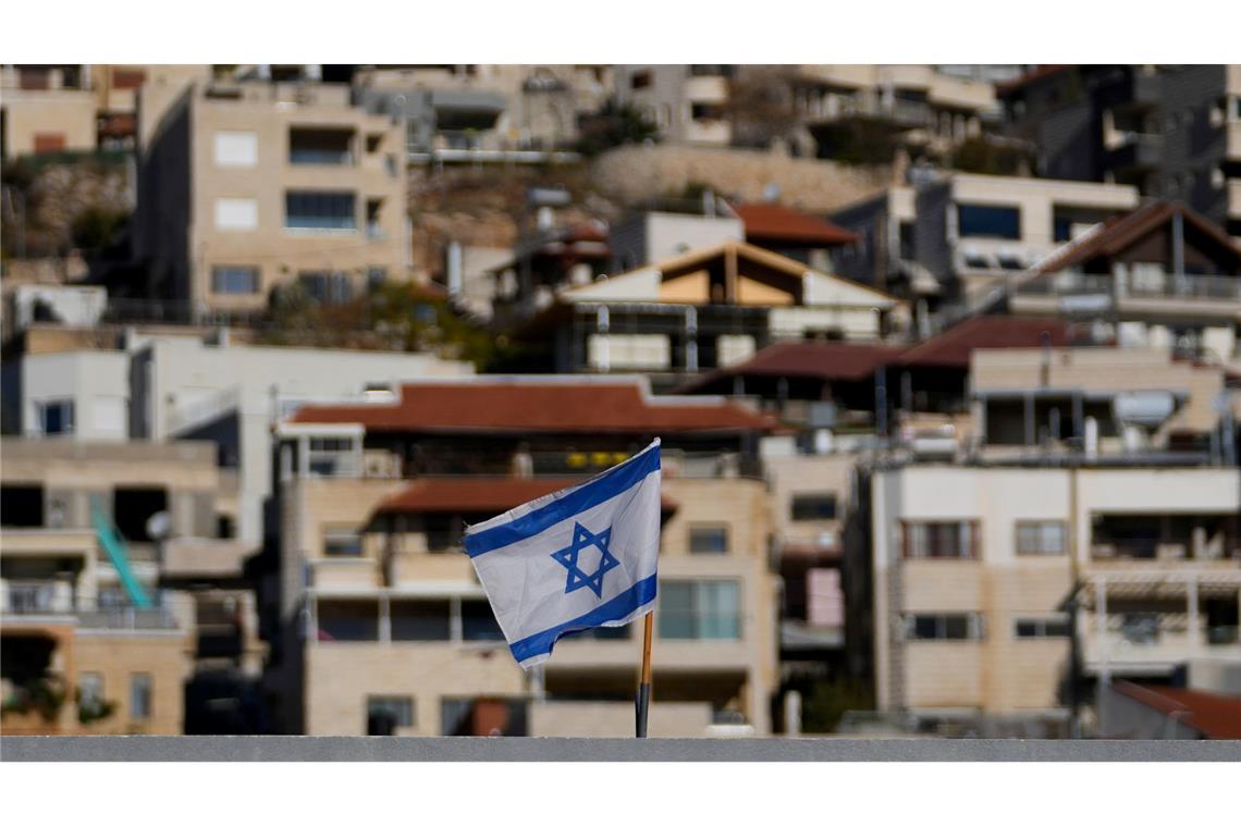 Israel billigt Investitionsplan für besetzte Golanhöhen Israelische Flagge weht auf einem Dach nahe dem Grenzgebiet zwischen den Golanhöhen und Syrien.
