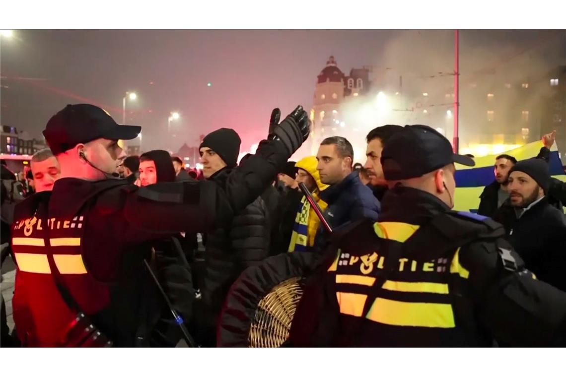 Entsetzen nach Attacken auf israelische Fans in Amsterdam Israelische Fußballfans waren nach Angaben der Behörden Opfer von gezielten Attacken in Amsterdam.