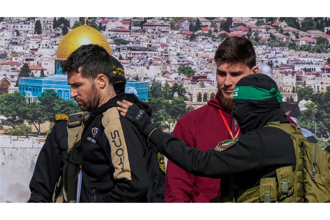 Gaza-Waffenruhe bleibt auch nach Geisel-Freilassung instabil Israelische Geiseln vor der Übergabe an das Rote Kreuz.