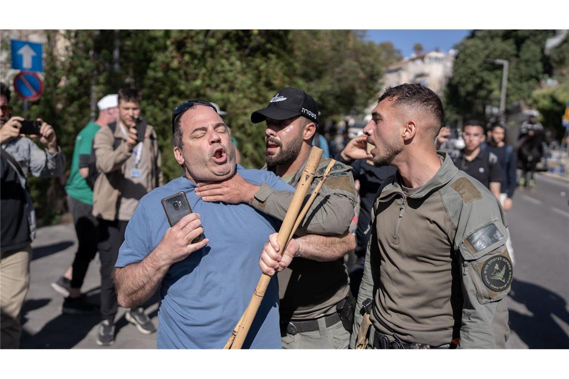 Israel erhöht mit neuer Gaza-Offensive Druck auf Hamas Israelische Medien berichteten von Polizeigewalt bei Protestkundgebungen in Israel.