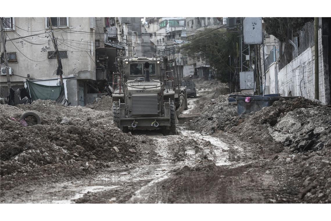 Bilder des Tages Israelische Militärbulldozer zerstören die Infrastruktur im Lager Tulkarm im Westjordanland.
