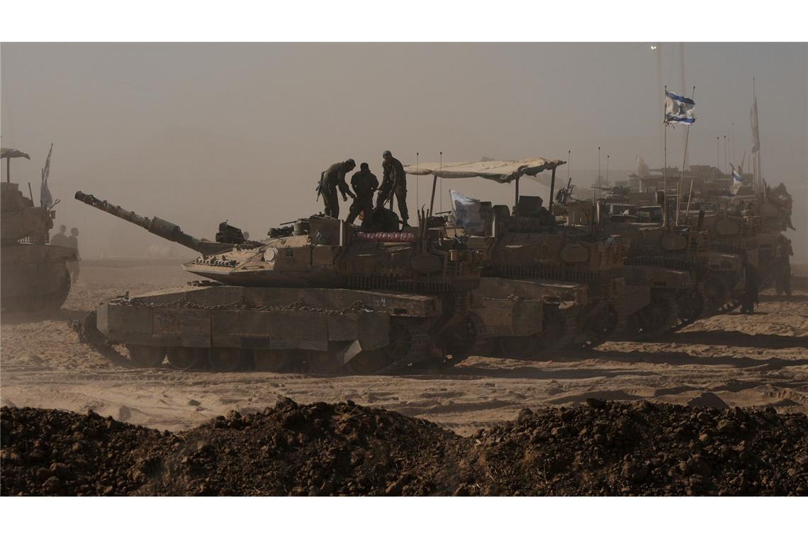 Israelische Soldaten auf dem Dach eines Panzers an der Gaza-Grenze.