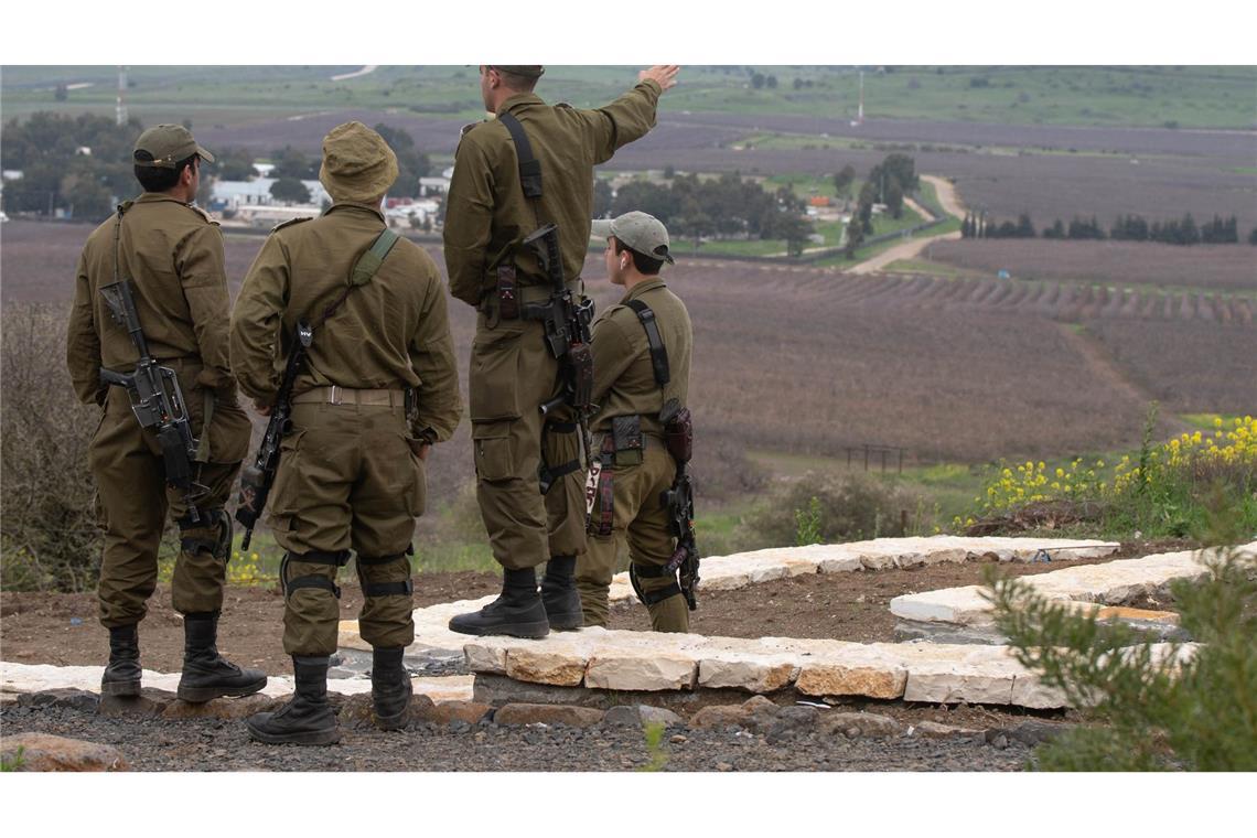 Aktivisten: Rebellen umzingeln Orte vor Damaskus Israelische Soldaten blicken auf die Golanhöhen.