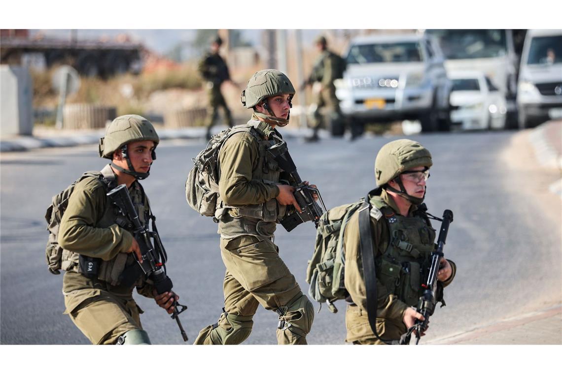 Israelische Soldaten blockieren eine Straße im Westjordanland (Archivfoto).