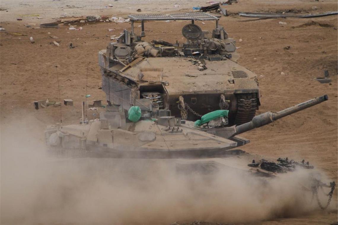 Israelische Soldaten fahren einen Panzer in der Nähe der Grenze zwischen Israel und Gaza. (Archivbild)