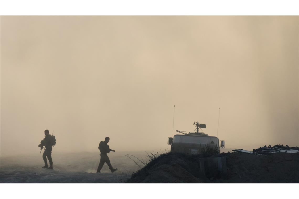 Bilder des Tages Israelische Soldaten gehen an der Grenze zum Gazastreifen im Süden Israels entlang.